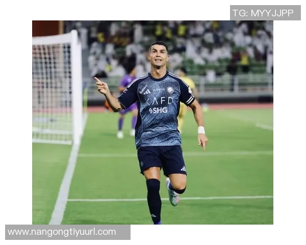 C罗回归利雅得胜利训练场备战新赛季展现斗志与激情 C罗回归利雅得胜利训练场备战新赛季展现斗志与激情