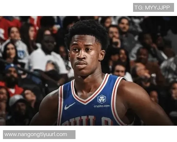 埃奇库姆费城主场首秀表现惊艳球迷热烈掌声致敬 埃奇库姆费城主场首秀表现惊艳球迷热烈掌声致敬