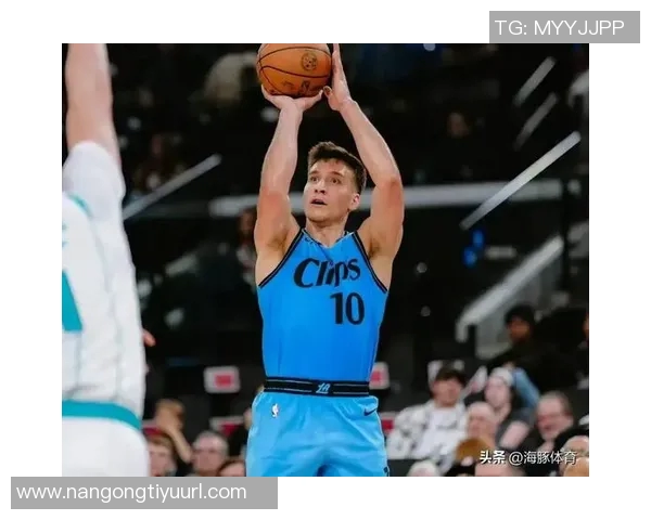 博格丹分享战胜灰熊的秘诀:拉开空间与精准阅读比赛局势的重要性